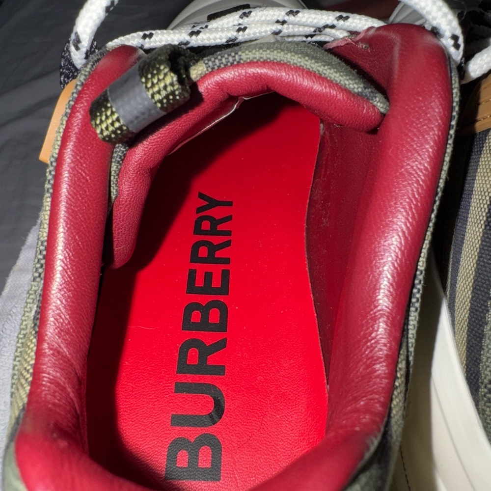Burberry shoe - Picture 4 of 7